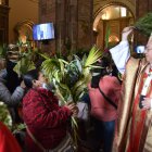 Ceremonia. El arzobispo e Cuenca, Marco Pérez, bendijo los ramos.