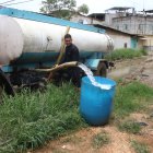 Distribución. Los tanqueros asociados llevan una pegatina que los identifica y están autorizados y obligados a vender el líquido a 0,80 centavos de dólar el tanque de 55 galones.