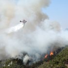 Equipos aéreos tratando de apagar el incendio declarado en un monte en el centro de Seul.