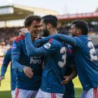 Mats Wieffer del Feyenoord celebra con sus compañeros la victoria.