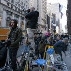 otógrafos de noticias se reúnen en la Quinta Avenida cerca de la Torre Trump en Nueva York, Nueva York.