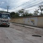 Hilera. Los vehículos deben sortear los orificios que están unos junto a otros.