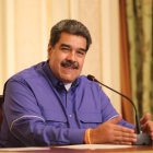 Fotografía cedida por Prensa Miraflores del mandatario venezolano, Nicolás Maduro, mientras habla durante una reunión con funcionarios gubernamentales a su llegada hoy a Kuwait (Kuwait). Coincidiendo con la Cumbre de las Américas celebrada la pasada semana en Los Ángeles, a la que Venezuela no fue invitada por EE.UU. al considerar que no es una democracia, Maduro inició una gira internacional que lo ha llevado a Turquía, Argelia, Irán y Kuwait, donde llegó hoy. EFE/ Prensa Miraflores / SOLO USO EDITORIAL/ SOLO DISPONIBLE PARA ILUSTRAR LA NOTICIA QUE ACOMPAÑA (CRÉDITO OBLIGATORIO)