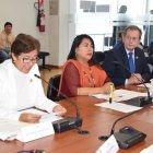 Gina Aguilar, presidenta de la institución, en la mesa legislativa.