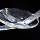 El implante se asemeja a la córnea humana y está hecho de proteína de colágeno de piel de cerdo.