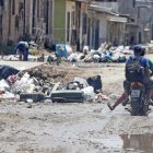 La 28 de Agosto. En medio de basura, tierra y agua, los conductores se hacen camino para no tropezar en calles donde las aceras se pierden.