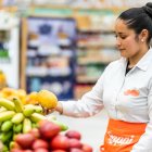 Labor. Una trabajadora independiente de delivery comprando.