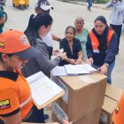 Asistencia. Los afectados por las inundaciones recibieron kits.