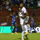 Bryan Angulo (i) y Miller Bolaños se lesionaron en el partido con Delfín, que se disputó el sábado 1 de abril de 2023 en la LigaPro.