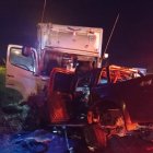 La camioneta en la que se trasladaban los jóvenes, quedó completamente destruida.