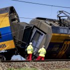Investigadores en el lugar de un accidente de tren en Voorschoten, Países Bajos, el 04 de abril de 2023.
