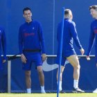 GRAFCAT8579. SANT JOAN DESPÍ (BARCELONA), 04/04/2023.- Los jugadores del FC Barcelona, Sergi Roberto (i), Sergio Busquets (2i), Jordi Alba (2d) y Robert Lewandowski (d), durante el entrenamiento del equipo azulgrana previo al partido de vuelta de semifinales de Copa del Rey que mañana disputarán contra el Real Madrid. EFE/Enric Fontcuberta.