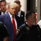 El expresidente estadounidense Donald J. Trump camina hacia la sala del Tribunal Penal de Nueva York en Nueva York, el 04 de abril de 2023.