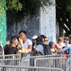 Migrantes permanecen varados por falta de documentación hoy 4 de abril en la ciudad de Tapachula en el estado de Chiapas (México). Las solicitudes de refugio en México han subido casi 30 % en lo que va de 2023, hasta un récord de 37.606 en el primer trimestre, una cifra que se refleja en el caos y desesperación que viven migrantes en Tapachula, en la frontera sur de México, que concentra más de la mitad de las peticiones. EFE/ Juan Manuel Blanco