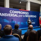 Fotografía cedida por la Presidencia de Chile, del mandatario Gabriel Boric durante ceremonia de firma del compromiso transversal por la seguridad, hoy, en el palacio de La Moneda, en Santiago (Chile).