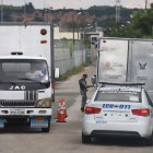 Pasadas las 16:00 se observó el ingreso de lod carros de medicina legal por la puerta de ingreso que conduce hasta La Roca.