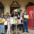 El grupo de niños que asistieron al taller, aparecen junto al instructor, Carlos Montalvo.