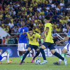 AME7453. GUAYAQUIL (ECUADOR), 30/03/2023.- El jugador de la selección de Ecuador Ray Páez (c-d) disputa el balón con el jugador de la selección de Brasil Matheus Ferreira (c-i), durante un partido del Campeonato Sudamericano sub"17, hoy, en Guayaquil (Ecuador). EFE/ Jonathan Miranda