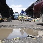 Boquetes. Los obstáculos que hay en las calles de este centro de abastos son focos de suciedad y un riesgo para peatones y carros.
