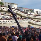 En Ballenita se llevó a cabo el Baño de Cruz, por Semana Santa.