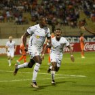 Juan Luis Anangonó (i) marcó el gol del triunfo de los albos.