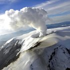 Fotografía cedida el 31 de marzo de 2023 por el Servicio Geológico Colombiano que muestra la actividad del volcán Nevado del Ruiz, cerca a Manizales (Colombia).