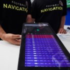 Avance. Un expositor muestra una app de inteligencia artificial en una reciente feria tecnológica en Barcelona (España).