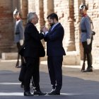 El presidente de Chile, Gabriel Boric (c), recibe a su homólogo de Argentina Alberto Fernández (d), hoy en el palacio de La Moneda, en Santiago (Chile).