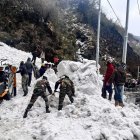 Varias personas en la tarea de encontrar a las personas tras la tragedia