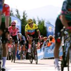 Richard Carapaz (d) llegó frustrado por el incidente en los metros finales.