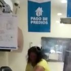 En un video que circula en redes sociales se observa a la mujer con las tijeras en mano y revisando cada caja.