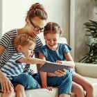 La tecnología digital puede unir a padres e hijos.