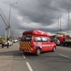 Auxilio. Ambulancias retiraban a internos heridos de la cárcel La Roca.