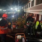 Ayuda. Miembros del Cuerpo de Bomberos durante el drenaje del agua que ingresó a varias viviendas.