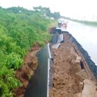Un tramo de la carpeta asfalta en la carretera que una a Santa Elena con Guayaquil se desprendió.