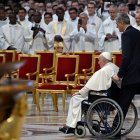 El Papa Francisco sale después de la Misa del Crisma en la Basílica de San Pedro en la Ciudad del Vaticano, el 06 de abril de 2023.