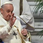 Durante la misa el Papa bendice el aceite Crismal que se utiliza para los sacramentos religiosos durante este año.