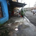 La vecindad encendió una vela al pie del  domicilio y sector donde ocurrió el doble crimen.