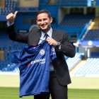 Frank Lampard vuelve al banquillo del club londinense.



Chelsea"s newly appointed English head coach Frank Lampard gives a thumbs up as he poses at Stamford Bridge in London on July 4, 2019. Frank Lampard was appointed Chelsea head coach today, confirming a dramatic return for one of the club"s greatest ever players. Lampard has signed a three-year contract with the Premier League club, where he spent 13 years and became the team"s all-time leading scorer with 211 goals. / AFP / Isabel Infantes FBL-ENG-PR-CHELSEA-LAMPARD.