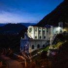 Iluminación. Gracias al trabajo en equipo de la comunidad, el santuario cobra vida por la noche.