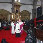 Tradición. El arzobispo ondeó la bandera tres veces durante la ceremonia, en señal del triunfo de la fe sobre los pecados. En la primera fila lo observó Pabel Muñoz, alcalde electo de la ciudad.