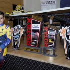 El piloto Julián Rivera con varios de los trofeos que consiguió durante su positiva participación en Estados Unidos.