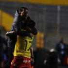 El entrenador César Farías y la emotiva celebración con el goleador Roberto Ordóñez.