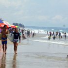 1. Salinas. En la playa, la gente puede disfrutar del calor, la comida, deportes acuáticos y la diversión.