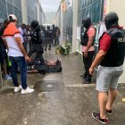 Elementos policiales someten a los seis hombres.