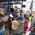 Pescado. El cliente Jorge Parrales pellizca el pescado para asegurarse de que es bacalao. En los mercados es posible encontrar una gran variedad de pescados salados, como la lisa.