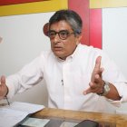 Es ingeniero químico y tiene una maestría en Administración Ambiental