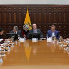 Delegación. Parte de las funciones del vicepresidente (centro) está la de encabezar el Gabinete de Salud.