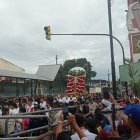 Una "marea" de fieles católicos se concentra en Lizardo García y la A para la procesión del Cristo del Consuelo