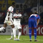 AME9455. BUENOS AIRES (ARGENTINA), 06/04/2023.- Jhegson Méndez (c) de Sao Paulo celebra hoy un gol de su equipo contra Tigre, durante un partido por el Grupo D de la Copa Sudamericana en el Estadio José Dellagiovanna en San Fernando, provincia de Buenos Aires (Argentina). EFE/Diego Haliasz